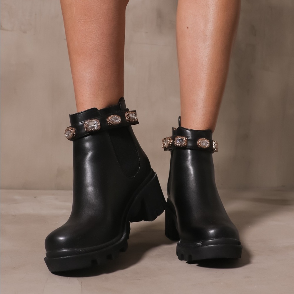 NWT Steve Madden Black Lug Chelsea Boot - with removable accessory band.